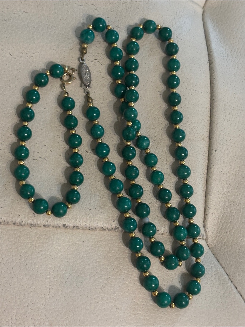 Vintage Jade and Gold Tone Beaded Necklace bracelet set